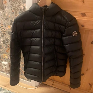 Svart pufferjacka från Colmar - Säljer en snygg svart pufferjacka från Colmar i mycket bra skick. Säljer pga att den har blivit för liten för mig! Sitter som en XS. Pris kan diskuteras🤗Vid frågor eller andra bilder  tveka inte för att höra av dig!
