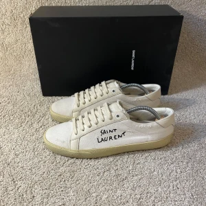 Saint Laurent skor  - Beiga saint Laurent skor, storlek 40 men passar bra på 41-40,5 skopåse & kort ingår.