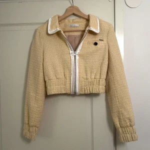 Gul croppad tweedjacka  - Gul cropped vintage tweed jacka från Panos Emporio. 