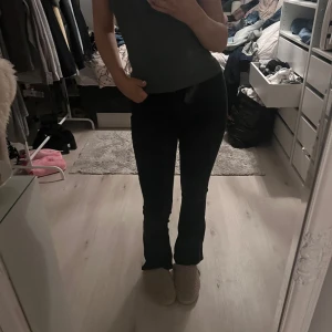 Svarta byxor - Säljer ett par svarta byxor i bra skick. De är tighta och passar perfekt för både vardag och fest. Byxorna har en enkel design utan mönster och är gjorda i ett bekvämt material. Perfekta för höst och vinter!