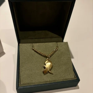 Maria Nilsdotter halsband - Säljer detta halsband från Maria Nilsdotter i guld🥰