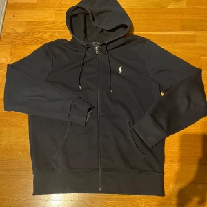 Ralph lauren hoddie marinblå  - Ralph lauren hoddie marinblå. Skick 10/10. Köpt för 1999kr. Andvänd fåtal gånger.