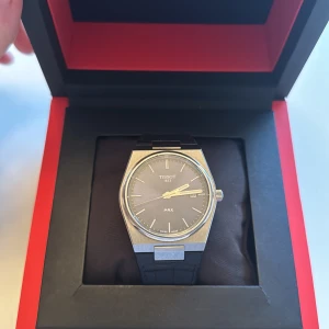 Tissot PRX - Tissot PRX med läderband, köptes för 4300 och ser fortfarande helt ny ut. Bara att fråga om mer bilder i dm👍🏻