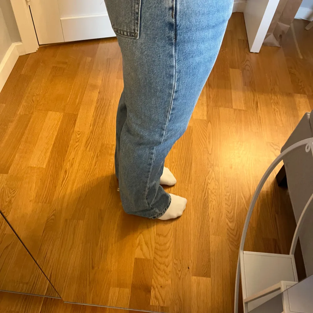 Säljer ett par klassiska blå jeans i straight fit. De är högmidjade och har en snygg, enkel design och knappgylf. Perfekta för vardagsbruk och kan matchas med nästan vad som helst. Otroligt sköna och stilrena! Använd ett få tal gånger💘💘. Jeans & Byxor.