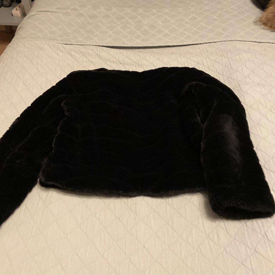 Svart pälsjacka och svart klänning - 91