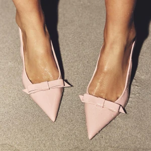 Klackskor  - Supersöta rosa rosett klackar från zara i storlek 37 🎀endast använda en kväll så är i nyskick/ mycket bra skick, inga defekter.💕 köptes för 400kr mitt pris 270kr