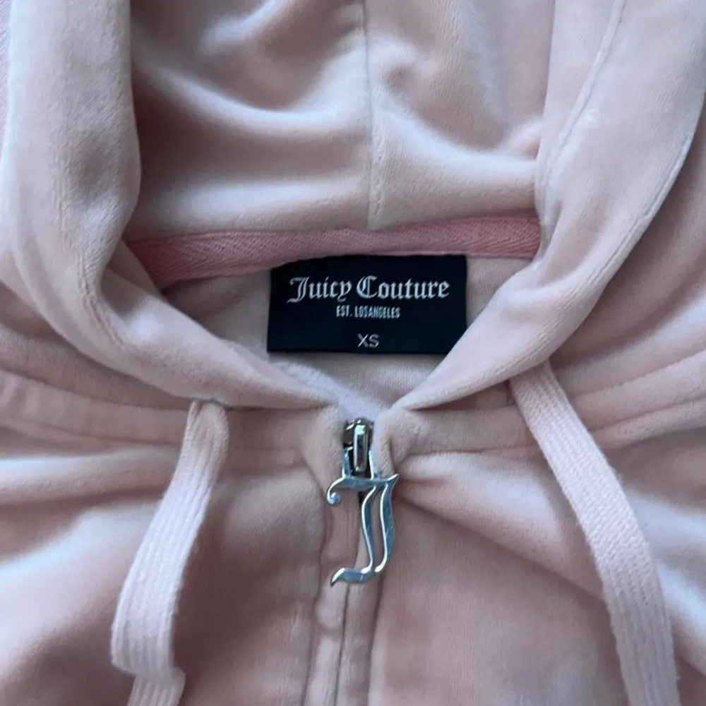 Säljer min rosa juicy couture tröja i storlek XS❤️tröjan är i bra skick knappt använd, skriv om du undrar något❣️. Tröjor & Koftor.