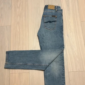 Nudie jeans - Säljer ett par riktigt snygga ljus blå jeans från Nodie till riktigt bra pris | modell: Gritty Jackson | storlek: 29/32 | skick: 8/10 |