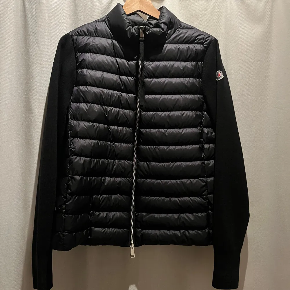 HELT NY!!! Säljer min helt nya moncler cardigan då jag inte har användning för den!!! Självklart äkta (se bilder). Den är endast använd två gånger. Nypris är över 10 000kr💓I storlek L, men är mer som xs-m.. Jackor.