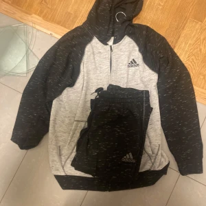 Adidas dress - Adidasbyxor med munkjacka i stl M  Fint skick , knappt använd 