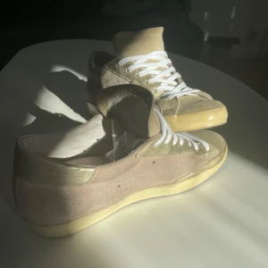 Philippe model skor - Säljer mina phillipe models då jag tröttnat på dem. Stl 41 kan även passa något större, har bytt både sulor och skosnören men de gamla följer självklart med. Hör gärna av er vid funderingar 👮😄