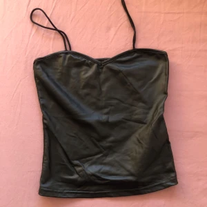 Fakeläder linne - Säljer ett fakeläder linne som är använd fåtal gånger 🥰