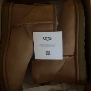 UGG Classic Mini II Boots - Säljer ett par UGG Classic Mini II boots i färgen chestnut. De är i nytt skick och kommer i originalkartong. De är endast testade hemma.  Perfekta för höst och vinter med sin varma och bekväma design. Går att diskutera om priset. 