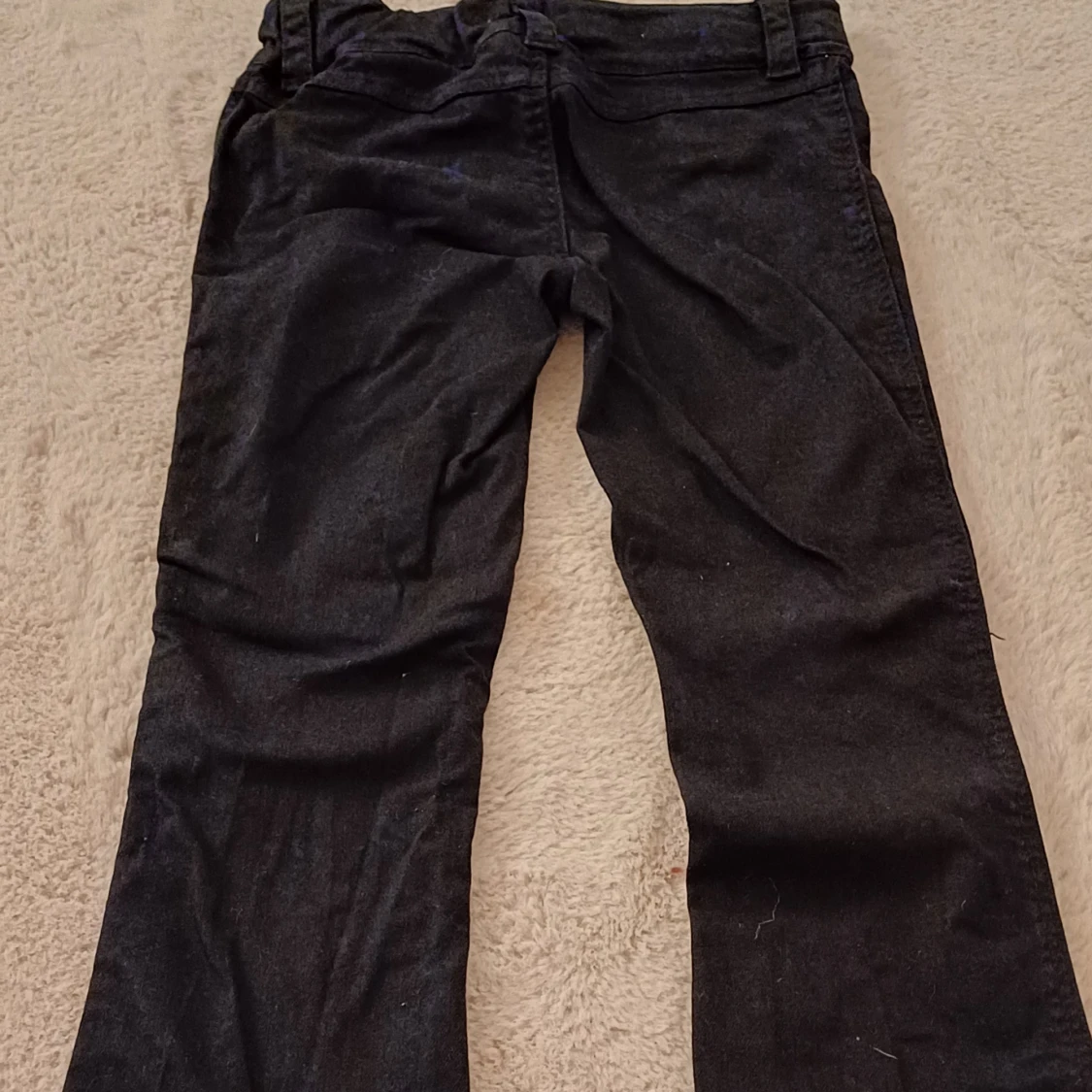 Svarta byxor med dragkedja