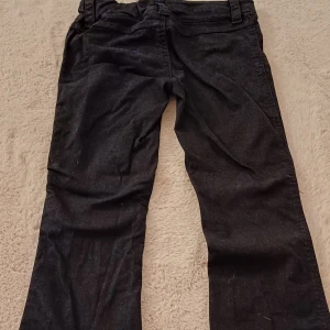 Svarta byxor med dragkedja - Säljer ett par svarta byxor i bra skick. De har en dragkedja och knappar framtill. Perfekta för både vardag och fest! 🖤