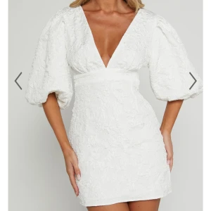 Vit klänning med puffärmar - Säljer en superfin vit klänning från Showpo i helt nytt  skick. Säljer eftersom den va lite för kort för mig som är 180. Köpt för 1200 då tullen och frakten kostade mycket!❣️