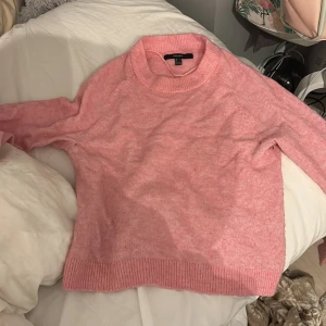 Rosa stickad tröja från Vero Moda💕 - Säljer en superfin rosa stickad tröja från Vero Moda. Den är i mycket bra skick och perfekt för både vår och höst. Tröjan har en normal passform med långa ärmar och ribbade kanter vid ärmslut och nederkant. Köpt för 300 säljer för 150🥰