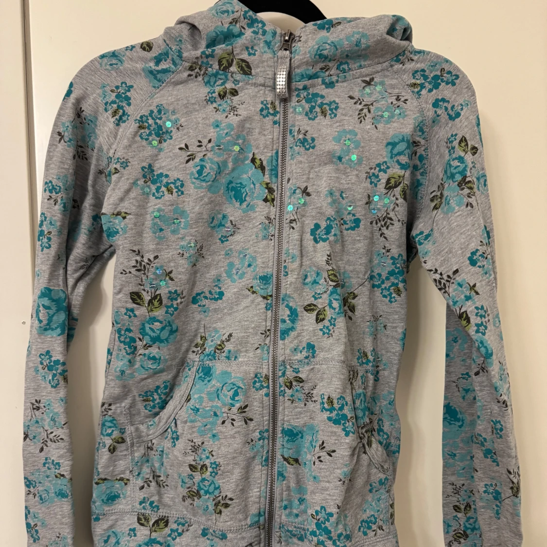 Grå hoodie med blommigt mönster