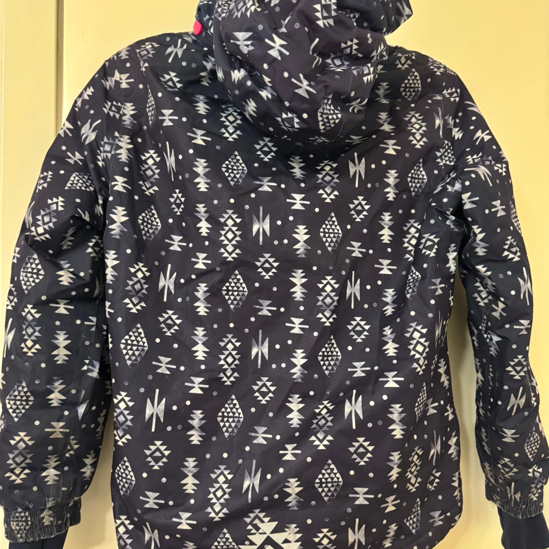 Mönstrad vindjacka med dragkedja - 90