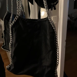 Tiamoväska L - TIAMO Pricilla Väska L Svart, bra skick! 