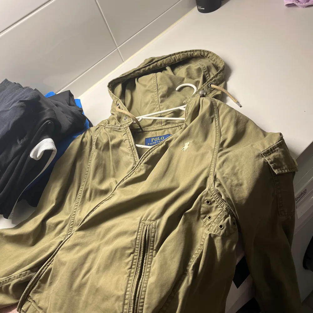 Ralph lauren windbreaker limited edition Storlek: S Färg: Navy green Köpt i Miami (kvitto finns ej, men be mig skicka bild på vad ni vill så löser vi). Jackor.