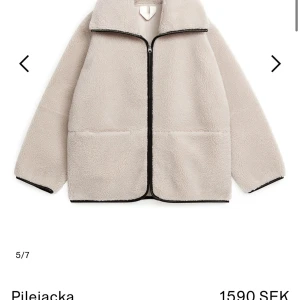 Teddyjacka - Teddy jacka från arket❤️‍🔥 köpte den i original pris men kommer tyvärr inte till användning längre, dock lite osäker om jag vill sälja. (Inga defekter!) Passar xs,s och m❤️‍🔥