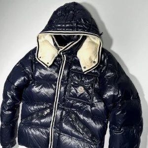 Moncler Branson Jacka - Moncler Branson vinterjacka skick 6,5/10 storlek M (2) köpt på Gramsmarket om ni vill ha fler bilder så är det bara att fråga! Lappen (serietidningen) har låsnat så den sitter fast i ena kortsidan och en dragkedjan på innerfickan har hoppat ur så den går inte att stänga 