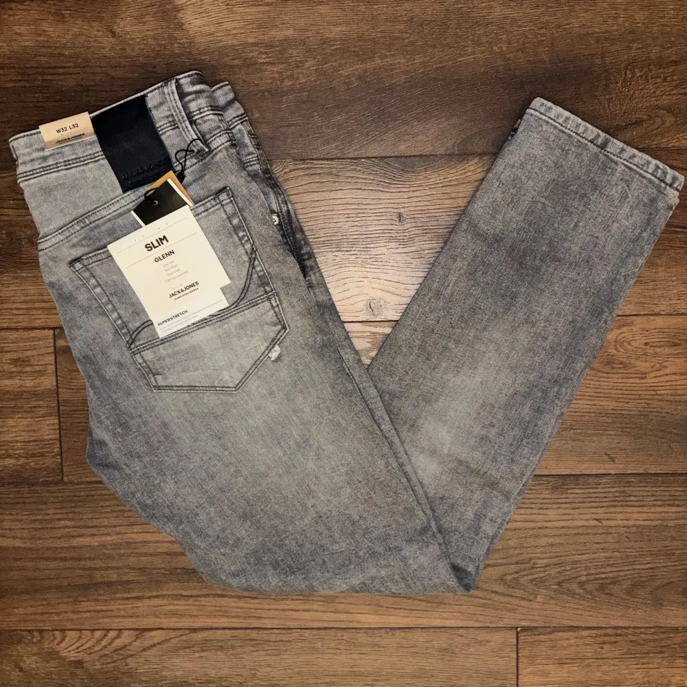 Tja! Säkra ett par as feta Jack & Jones jeans | Modellen på jeansen är Slim fit Glenn | Storlek: 32/32 ⚜️| Dessa är helt nya, de köptes ungefär 1 månad sedan | Passa på att skriva vid minsta lilla fråga 😁🙌. Jeans & Byxor.