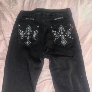 Rhinestone jeans - Beställda från usa men var för stora, size 11-12 42-44,mycket stretch         #alternative #alternatywka #meshtop #meshtop #goth #gothic #rhinestones #fairycore #fairygrunge #y2kstyle #gothique #emo #coquette #y2k #cyber #cybery2k #missme #missmejean