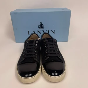 Lanvin skor - Hej! Säljer nu dessa galet snygga lanvin skor. Skorna är i nytt skick! Hör av dig vid frågor! Uk 9 passar 44