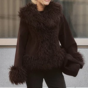 Pälsjacka Moa Mattsson X NA-KD  - Slutsålda pälsjackan från Moa Mattssons kollektion med NA-KD. Otroligt snygg till hösten och vintern! Jackan är oanvänd med lapparna kvar