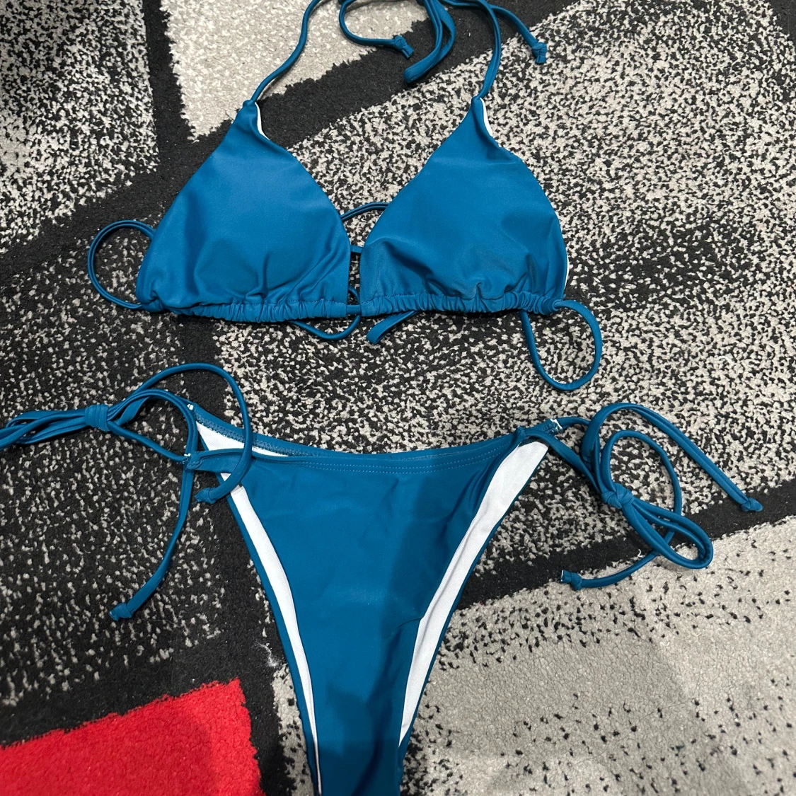 Blå bikini med knytband