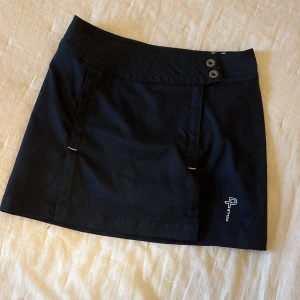 Svart skort från Pelle P - Snygg svart skort från Pelle P. Väl omhändertagen o h bara använd ett par gånger. Shorts o kjol i ett👌