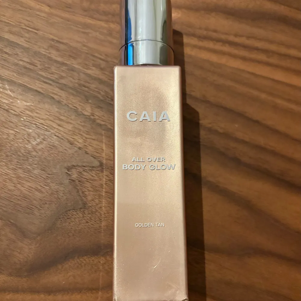 CAIA All Over Body Glow Golden Tan. Jättefin att ha på axlar, nyckelben osv   150ml. Endast testad.   Nypris: 495. Skönhet.