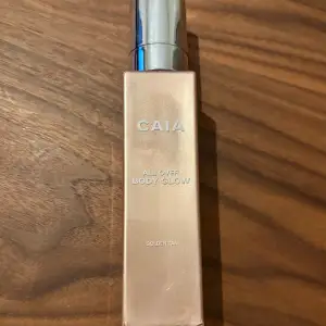 CAIA All Over Body Glow Golden Tan. Jättefin att ha på axlar, nyckelben osv   150ml. Endast testad.   Nypris: 495