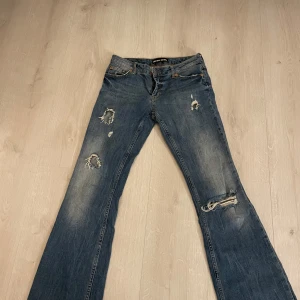 Blå jeans med slitningar - Säljer ett par blå jeans som knappt är använda alls, sitter superfint💗