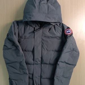 Canada Goose macmillan - Strolek S,M,L                                                                       Färger, Svart röd loga, grå röd loga,                              Frakt, 18-21 dagar från top leverantör i Turkiet 