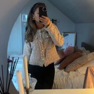 Beige/rosa jacka med pärldetaljer - Säljer en superfin beige/rosa jacka med pärlknappar. 💞💞