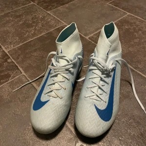  fotbollsskor från Nike - Säljer ett par ljusblå fotbollsskor från Nike i mycket bra skick. Använda fåtal gånger! Priset kan diskuteras💗
