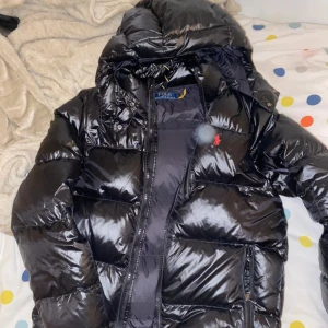 Svart pufferjacka från Polo Ralph Lauren S - Säljer en svart pufferjacka från Polo Ralph Lauren. Den är i mycket bra skick och perfekt för vintern. Skiv om du undrar nåt, 🐼‼️