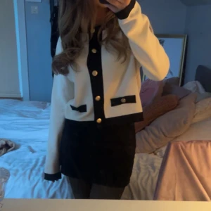 Vit och svart kofta med guldknappar - Säljer en stilren vit och svart kofta med guldknappar från h&m💓💓