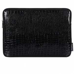 Svart datorväska med krokodilmönster - Snygg och stilren svart datorväska med krokodilmönster. Perfekt för att skydda din laptop med stil. Väskan har en dragkedja för säker förvaring och är i mycket bra skick. Passar perfekt för både arbete och skola.
