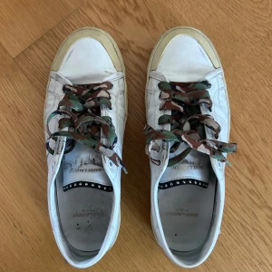 Ysl skor - Säljer nu ett par super unika ysl skor som inte används längre, skorna är i bra skick och har inga stora defekter som man kan se på bilderna. Priset är inte hugget i sten, om de är nått är de bara att skriva.