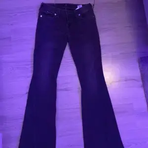 Jätte snygga låg midjade True religion jeans helt oanvänd, nytt skick, pris kan diskuteras💕