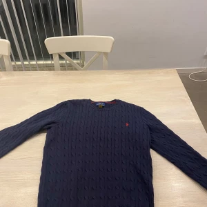 Mörkblå stickad tröja från Ralph Lauren - Skick 10/10 använd typ 5 gånger 