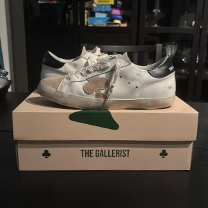 The Gallerist - Geneva Beige - Skorna är i strl 41 och 8.7/10 i skicket. De är väldigt snygga och lätta att styla. Skorna har använts sedan augusti och har varit regelbundet rengjorda sen dess. Säljer pga att jag vuxit ur de. Priset kan förhandlas vid snabb och smidig affär.