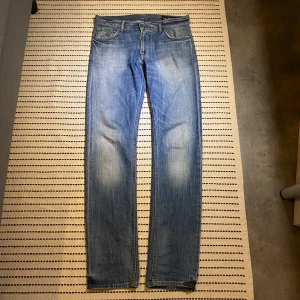 Crocker Jeans - Asfeta Crocker jeans! Sjuk tvätt på dem ett bra alternativ för tex dondup eller acne. Midja 41 cm. Innerbenslängd 83 cm. För fler funderingar hör gärna av er!