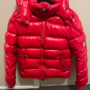 moncler maya jacka - väldigt bra skick.  Storlek 2