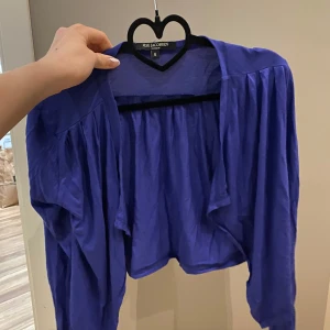 Blå kofta från Ilse Jacobsen - Säljer en snygg blå kofta från Ilse Jacobsen i storlek S. är perfekt för både vår och sommar. Koftan är tillverkad i ett lätt och bekvämt material och har volang vid axlarna💗💙