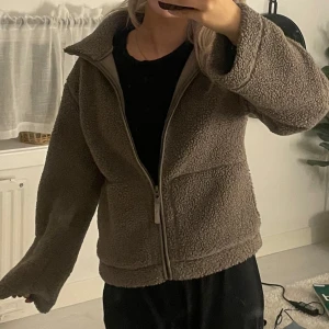 Teddy jacka - Populära Teddy jackan som ny endast använd en gång, lägsta pris 500kr. 